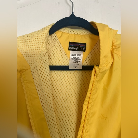 Patagonia yellow windbreaker- size small - excellent condition - Picture 2 of 6